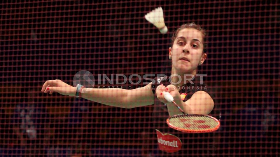 Carolina Marin berusaha menjinakkan shuttlecock yang dikirimkan Yui Hashimoto, Rabu (03/06/15).